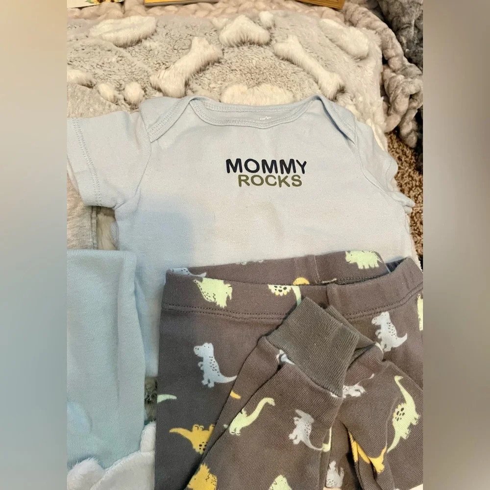 👶 Carter’s 2-Piece Baby Bundle – SZ 9 Months  “Mommy Rocks onesie Dino pants👶💛